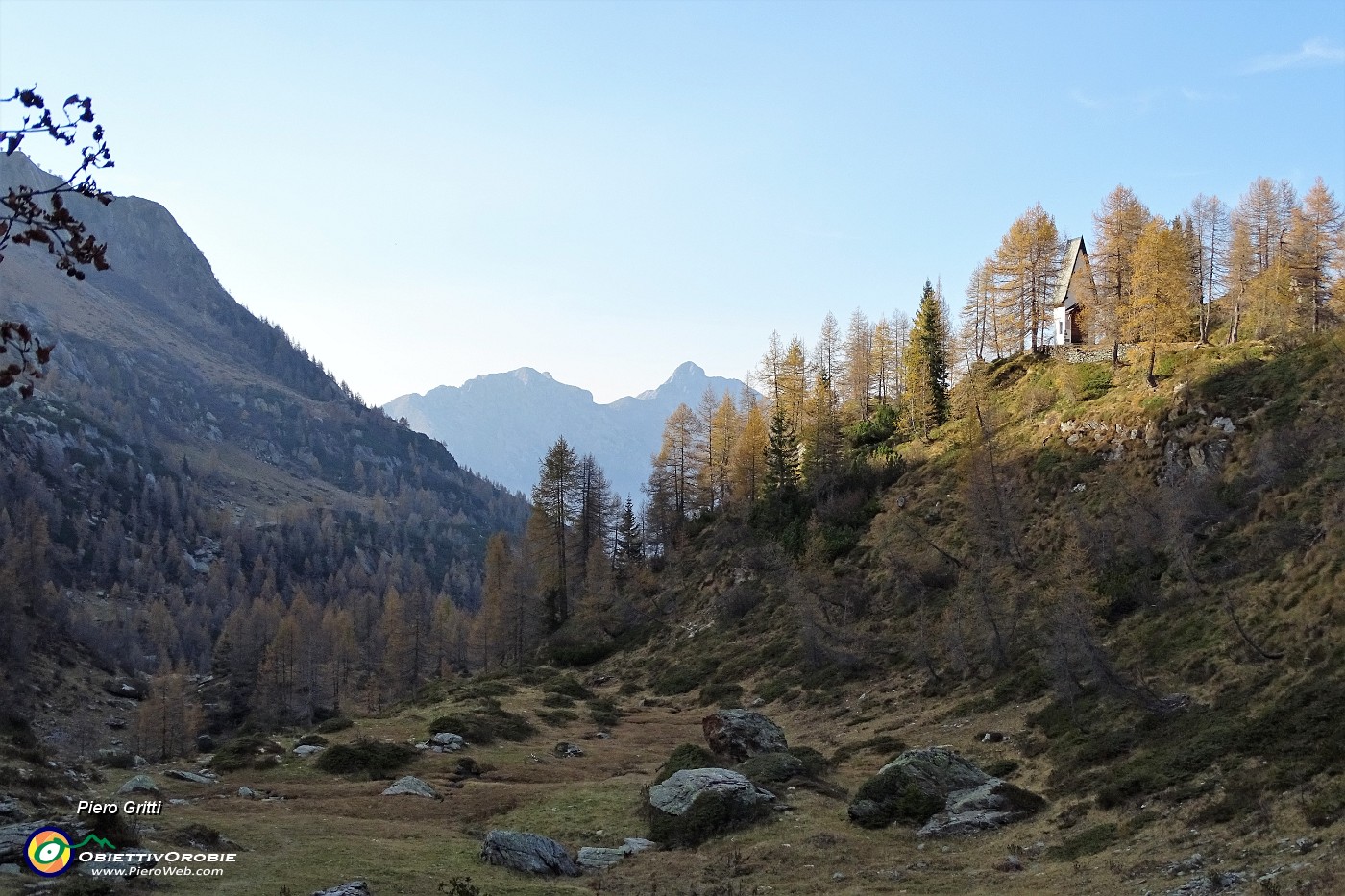 70 Sul sent. 250 Giro 5 laghi in discesa verso il Lago Piano Casetre.JPG